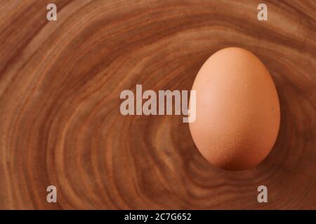 Hühnereier auf einem Holzhintergrund. Konzeptfoto. Nahaufnahme. Stockfoto