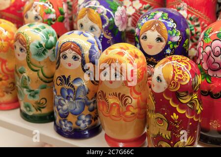 Bunte Matroschka Puppen, auch bekannt als russische Nestpuppen sind auf dem Tresen eines Geschenkeladens. Beliebtes Souvenir Stockfoto