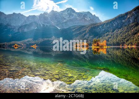 Faboulus Herbstlandschaft des Eibsees vor Zugspitze unter Sonnenlicht. Lage: Eibsee, Garmisch-Partenkirchen, Bayerische alpen, Ge Stockfoto