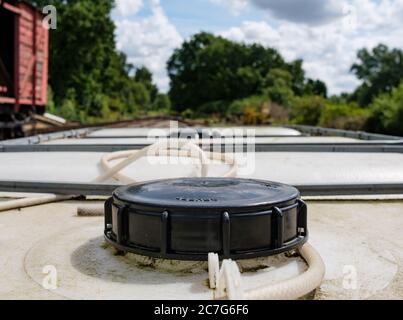 Nahaufnahme eines Wasserspeichers mit Details der schwarzen Schraubdecke, das Wasser, das zum Auffüllen einer alten Dampflokomotive verwendet wird. Stockfoto