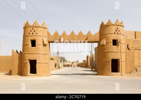 Typisches Gebäude in Saudi-Arabien aus Ziegelsteinen. Stockfoto