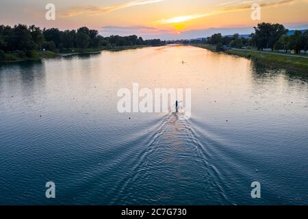 Rudern bei Sonnenuntergang auf dem See Jarun Stockfoto