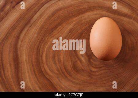 Hühnereier auf einem Holzhintergrund. Konzeptfoto. Nahaufnahme. Stockfoto