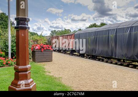 Blick von einer malerischen Bahnsteig zeigt altmodische Güterwagen. Stockfoto