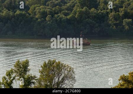 Nachbildung eines Wikingerschiffes, das auf der Donau in Belgrad, der Hauptstadt Serbiens, segelt Stockfoto