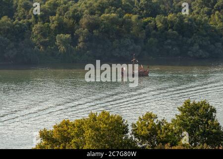 Nachbildung eines Wikingerschiffes, das auf der Donau in Belgrad, der Hauptstadt Serbiens, segelt Stockfoto