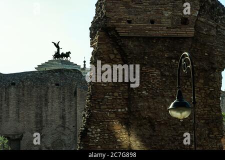 Ruinen von Rom, im Hintergrund die Altare della Patria. Rom, Latium Region, Italien, Europa Stockfoto