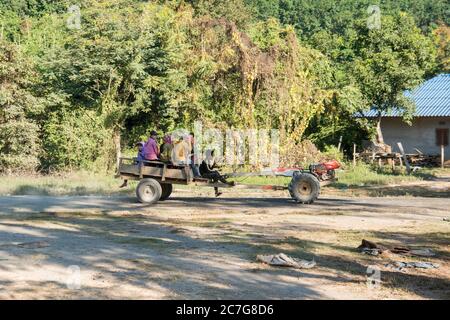 Ein Traktor auf einer Staubstraße im Dorf Huay Xai in Lao am Mekong-Fluss aus der Sicht im Nordwesten Laos in Lao. Lao, Huay Xay, 2. November Stockfoto