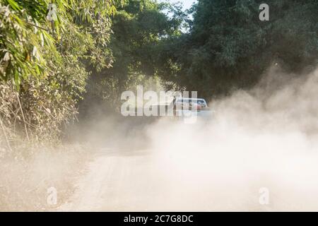 Eine Staubstraße im Dorf Huay Xai in Lao am Mekong-Fluss aus der Sicht im Nordwesten Laos in Lao. Lao, Huay Xay, November 2019 Stockfoto