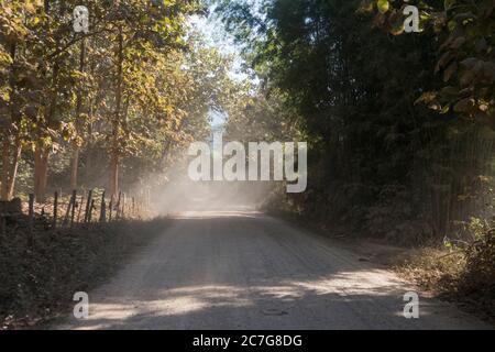 Eine Staubstraße im Dorf Huay Xai in Lao am Mekong-Fluss aus der Sicht im Nordwesten Laos in Lao. Lao, Huay Xay, November 2019 Stockfoto