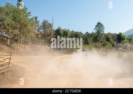 Eine Staubstraße im Dorf Huay Xai in Lao am Mekong-Fluss aus der Sicht im Nordwesten Laos in Lao. Lao, Huay Xay, November 2019 Stockfoto