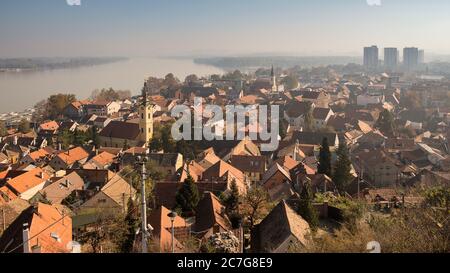 Stadtbild der Gemeinde Zemun in Belgrad, Hauptstadt Serbiens, mit Donau im Hintergrund Stockfoto