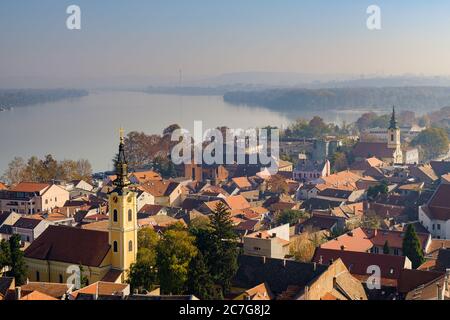 Stadtbild der Gemeinde Zemun in Belgrad, Hauptstadt Serbiens, mit Donau im Hintergrund Stockfoto