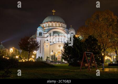 Nachtansicht der St. Sava Kirche auf dem Vracar Hügel in Belgrad, Serbien, einer der größten orthodoxen christlichen Tempel der Welt Stockfoto