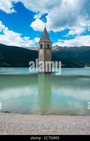 Der Glockenturm von Curon, Südtirol (Italien). Stockfoto