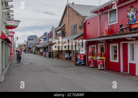 MONTEREY CA, USA - 12. Jan 2019: Die bunten Märkte und Geschäfte in Old Fisherman's Wharf, gefangen in Monterey, USA Stockfoto