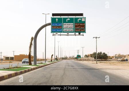 Al Qasab, Saudi-Arabien, Februar 16 2020: Typisches Straßenschild in Saudi-Arabien. Nur in arabischer Sprache beschriftet Stockfoto