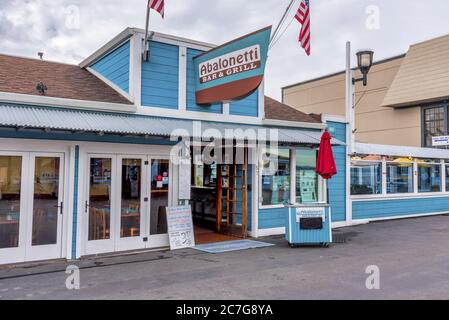 MONTEREY CA, USA - Jan 12, 2019: Ein Grill und Bar in Old Fisherman's Wharf gefangen in Monterey, USA Stockfoto