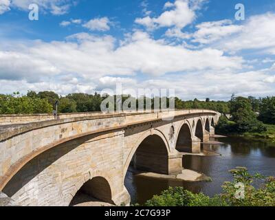 Die Coldstream Bridge von Ingenieur John Smeaton verbindet Coldstream in Schottland mit Cornhill-on-Tweed in Northumberland, England, Großbritannien. Stockfoto