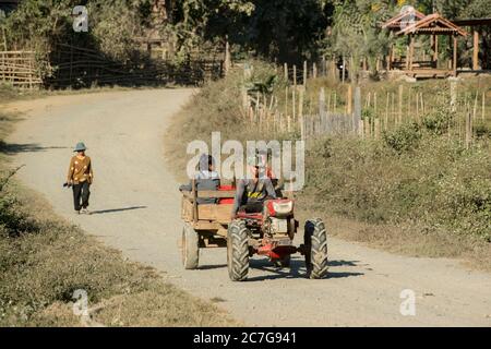 Ein Traktor auf einer Staubstraße im Dorf Huay Xai in Lao am Mekong-Fluss aus der Sicht im Nordwesten Laos in Lao. Lao, Huay Xay, 2. November Stockfoto