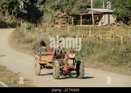 Ein Traktor auf einer Staubstraße im Dorf Huay Xai in Lao am Mekong-Fluss aus der Sicht im Nordwesten Laos in Lao. Lao, Huay Xay, 2. November Stockfoto