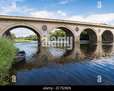 Die Coldstream Bridge aus dem 18. Jahrhundert von Ingenieur John Smeaton verbindet Coldstream in Schottland mit Cornhill-on-Tweed in Northumberland, England, Großbritannien. Stockfoto