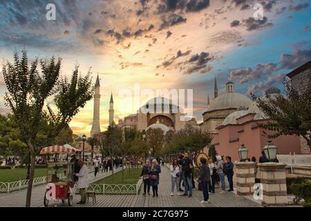 Istanbul, Türkei Oktober 2019 ikonisches Hagia Sophia Museum und Kirche in der Ferne massiv gesehen. Gartenanlage davor voll mit Touristen und se Stockfoto