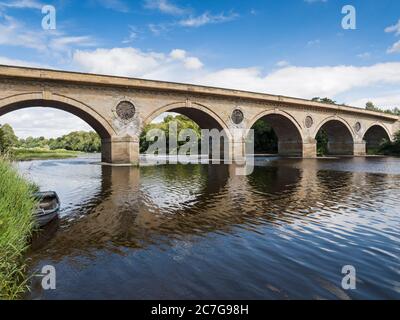 Die Coldstream Bridge aus dem 18. Jahrhundert von Ingenieur John Smeaton verbindet Coldstream in Schottland mit Cornhill-on-Tweed in Northumberland, England, Großbritannien. Stockfoto