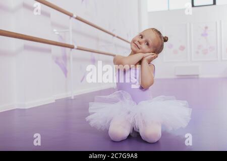 Niedliche kleine Ballerina tanzen in der Ballettschule, kopieren Raum. Liebenswert kleines Mädchen im Ballett Outfit üben bei Tanzkurs. Kinder, Kinder Entwickler Stockfoto