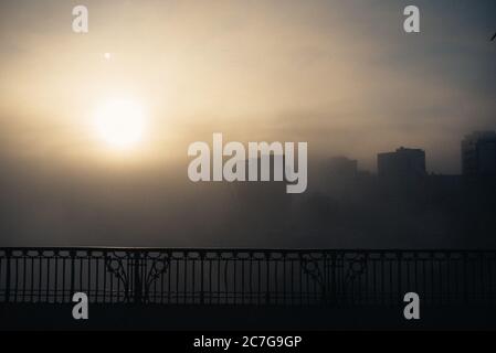 Nebliger Himmel bedeckt die Sonne und das Stadtbild in der Ferne - gut als Hintergrund verwendet werden Stockfoto