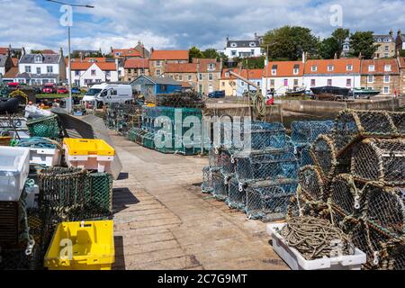 Hummer Töpfen auf Kai bei St Monans Hafen im East Neuk von Fife, Schottland, Großbritannien Stockfoto