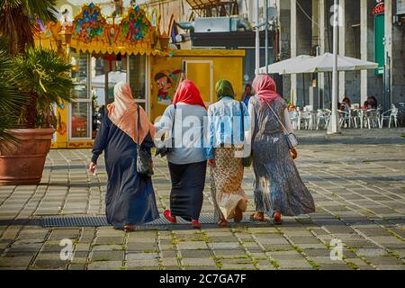 Gruppe von Frauen mit Hijabs, die von hinten gefangen gehen Stockfoto