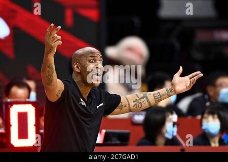 Qingdao, Chinas Provinz Shandong. Juli 2020. Stephon Marbury, Cheftrainer der Königlichen Kämpfer von Peking, reagiert während eines Spiels zwischen Qingdao Eagles und Königlichen Kämpfern von Peking bei der Liga der Chinesischen Basketballvereinigung (CBA) 2019-2020 in Qingdao, der ostchinesischen Provinz Shandong, 17. Juli 2020. Kredit: Guo Xulei/Xinhua/Alamy Live Nachrichten Stockfoto