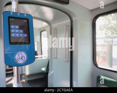 Fahrkartenentwertung in einer Straßenbahn in Helsinki, Finnland Stockfoto