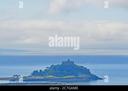 Cornwall, Großbritannien. Juli 2020. Juni 2020. St Michaels Mount von über schauenden Hügeln an einem sehr schwül und feucht frühen Morgen gesehen.Bildquelle: Robert Timoney/Alamy Live News Stockfoto