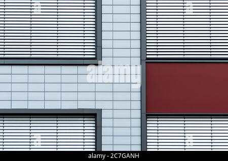 Nahaufnahme der grauen und violetten Fassade eines Modernes Gebäude Stockfoto