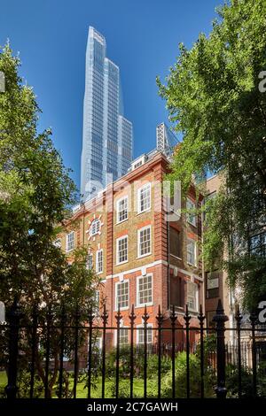 22 Bishopsgate-Wolkenkratzer, die über den historischen Stadtgebäuden und Innenhöfen ragen. Design: PLP-Architektur Stockfoto