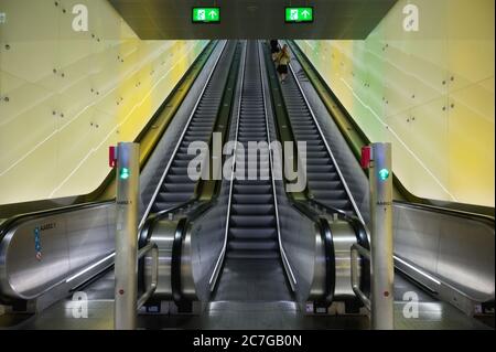 Rolltreppe der U-Bahn-Station in Helsinki. , Finnland Stockfoto