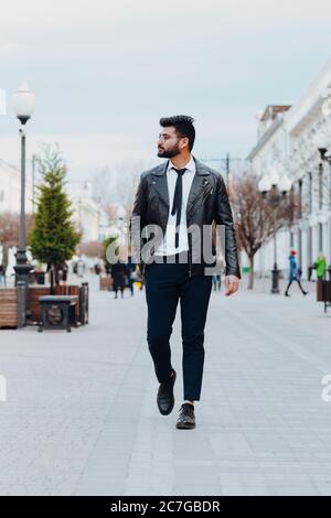 Stilvoll gekleideter indischer Bärtiger geht die Straße hinunter. Stockfoto