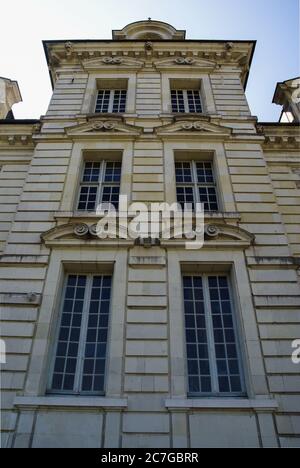 Vertikale Aufnahme eines Teils der Fassade Von Cheverny Schloss in Frankreich Stockfoto