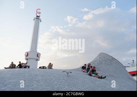 Menschen im Amos Rex Kunstmuseum im Zentrum von Helsinki, Finnland Stockfoto