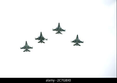 Aalten (Barlo), 17. juni 2014. F16 der Royal Netherlands Air Force führen eine Fluchtformation mit vermissten Männern durch, um die Besatzung eines Lancaster-Bombers zu ehren Stockfoto