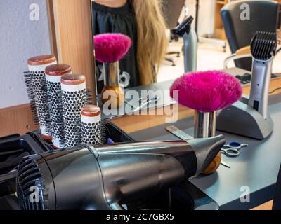 Friseursalon Blonde Frau Schneiden Haare im Salon Stockfoto