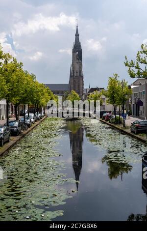 Delft, juni 19. Neue Kirche und Vrouwjuttenland Kanal von der Rapenbloem Brücke aus gesehen. Stockfoto