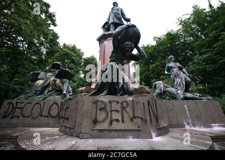 Berlin, Deutschland. Juli 2020. 'Decolonize Berlin' wird auf das Bismarck Nationaldenkmal in Berlin gesprüht, das mit Farbe verschmiert ist. Quelle: Sven Braun/dpa/Alamy Live News Stockfoto