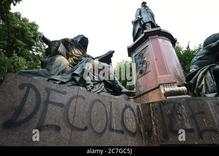 Berlin, Deutschland. Juli 2020. 'Decolonize' wird auf das Bismarck Nationaldenkmal in Berlin gesprüht, das mit Farbe verschmiert ist. Quelle: Sven Braun/dpa/Alamy Live News Stockfoto