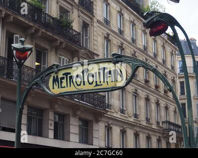 Paris, Frankreich. Juli 2020. Eingang zur Metrostation Châtelet in Paris im Jugendstil. Am 19. Juli jährt sich die Eröffnung der ersten Métro-Linie in Paris zwischen den Bahnhöfen Porte Maillot und Porte de Vincennes zum 120. Mal. Quelle: Christian Böhmer/dpa/Alamy Live News Stockfoto