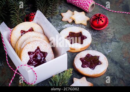 Weihnachten oder Neujahr hausgemachte süße Geschenk in weißen Box. Traditionelle österreichische weihnachtsplätzchen - Linzer Kekse gefüllt mit roter Himbeermarmelade. Fes Stockfoto