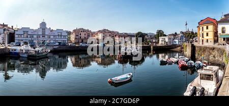 Puerto de Vega, Spanien - August 23 2019: Schöner und malerischer Hafen in Puerto de Vega, Navia. Es wurde mit dem Titel «Beispielstadt Asturiens» ausgezeichnet Stockfoto