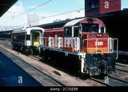 S.R.A. 73 Klasse Diesel Lok Nr. 7301 mit einem XPT-Triebwagen am Sydney Central Station, New South Wales, Australien. November 1987. Stockfoto